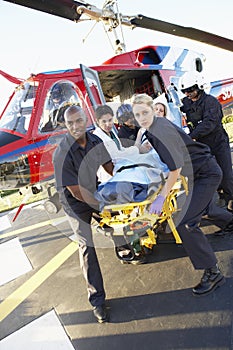Zdravotníci vykladanie vrtuľník 
