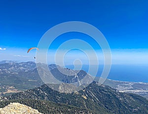 Paratroopers fly through the air. jump down on a paraglider. view of the city from a height of flight. paragliding with mountain