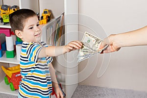The parent gives the child a 4-year-old son pocket money. Investing money for the future, financial education