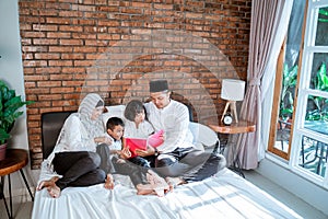 Parent and kids muslim reading quran