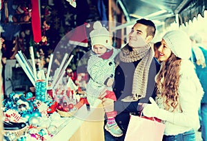 Parents with child at X-mas market