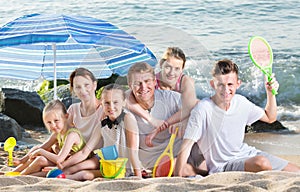 Parents children under sun umbrella