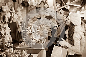 Parents with kid at X-mas market