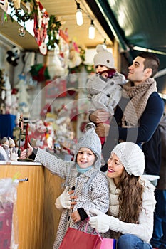 Parents with kids at X-mas market