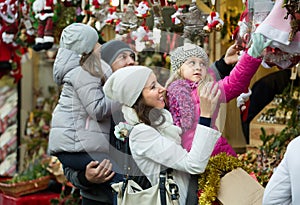 Parents with kids at X-mas market