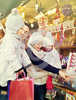 Parents with kids at X-mas market