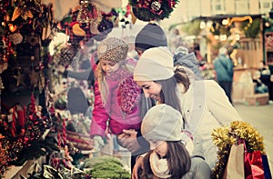 Parents with kids at X-mas market