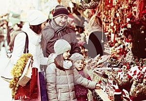 Parents with kids at X-mas market