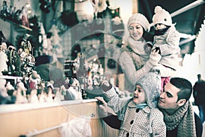 Parents with kids at X-mas market