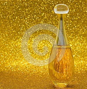 parfume gold bokeh background glass bottle close-up macro texture