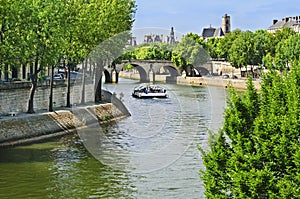 Parigi una barca sul un fiume 