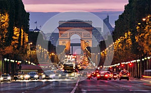 Prevádzka oblúk v paríž francúzsko v noci. auto prevádzka mnoho autá na ulice 