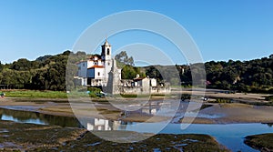 Parroquial iglesia de nuestro dama de en sobre el un rio sobre el bajo mareas 