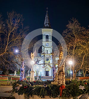 Park pred zohorským kostolom počas Vianoc