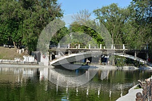 The park has lake, water theatre, bridge, trees, park areas, shops, monuments, protected areas is Lazar Globa Park.