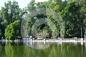 The park has lake, water theatre, bridge, trees, park areas, shops, monuments, protected areas is Lazar Globa Park.