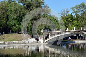 The park has lake, water theatre, bridge, trees, park areas, shops, monuments, protected areas is Lazar Globa Park.