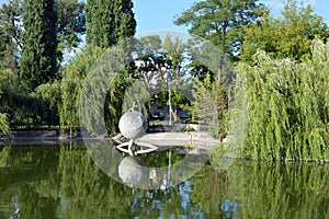 The park has lake, water theatre, bridge, trees, park areas, shops, monuments, protected areas is Lazar Globa Park.