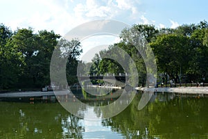 The park has lake, water theatre, bridge, trees, park areas, shops, monuments, protected areas is Lazar Globa Park.