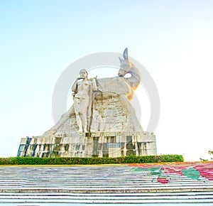 Park on a high mountain in China, Hart turned his head. high statue of a girl with a boyfriend. a national legend.