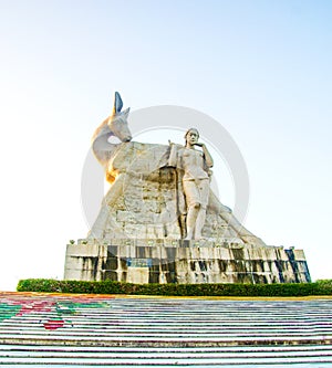 Park on a high mountain in China, Hart turned his head. high statue of a girl with a boyfriend. a national legend.