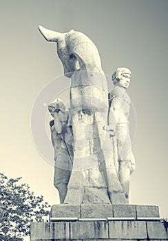 Park on a high mountain in China, Hart turned his head. high statue of a girl with a boyfriend. a national legend.