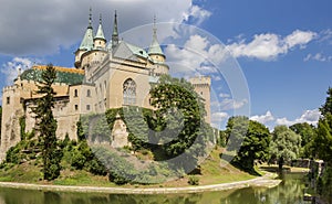 Park a vodná priekopa okolo historického zámku v Bojniciach