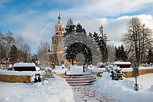 Through the park to the temple