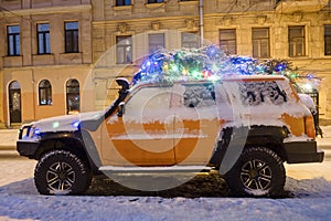 parked car with Christmas tree on the roof