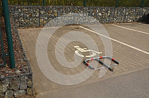 Parking for cars and wheelchairs with a mechanical latch on the lock. just erect a bollard and no one will park in the place. priv