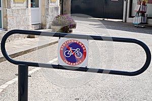 Parking prohibited for bicycles fence with sign text french means stationnement interdit