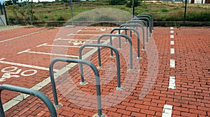 Parking space for motorcycles and bicycles, with metal fastening structures