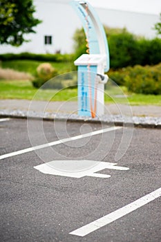 Parking symbol for electric cars, indicating charging stations