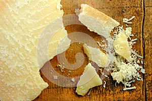 Parmigiano formaggio pezzi un grattugiato 