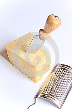 Parmigiano un coltello un temperamatita 