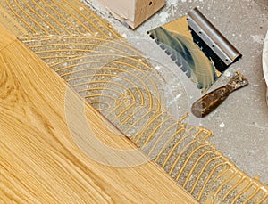 Parquet installation with gluing and professional tools