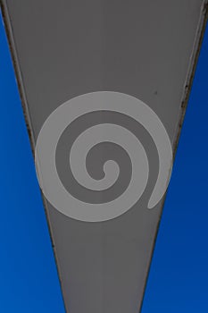 Částečný z ocel oblouk konstrukce z most dát neskutečný abstraktní cítit z ocel zrušte modrá obloha 