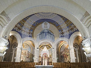 Particolare dellÃ¢â¬â¢interno della basilica di Nostra Signora del Rosario ÃÂ¨ una chiesa di Lourdes photo
