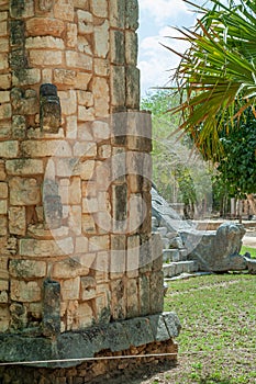 Particolari delle pietre decorative di un tempio Maya, nell`area archeologica di Chichen Itza