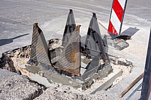 Particularly cast iron manhole cover with triangular wings