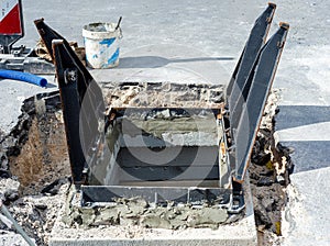 Particularly cast iron manhole cover with triangular