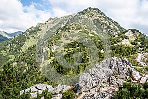 Nižná Magura z vrcholu Nižný Ostredok na hřebeni Otrhance v Západních Tatrách na Slovensku