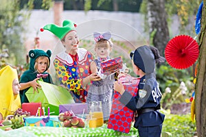 Party entertainer with children