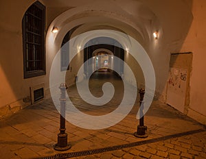 Prejazd v centre Bratislavy, hlavného mesta Slovenska počas noci