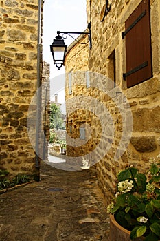 A passage in the village of Banne