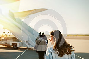 Aeropuerto sobre el Un avion partida 