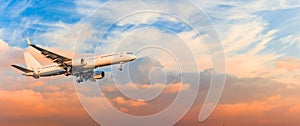Cestujúci lietadlo je pristátie prístup výbava uvoľnený proti západ slnka nebo mraky,. cestovať letectvo rokov výlet 