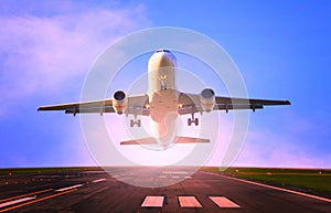 Osobné prúdové lietadlo, ktoré letí z letiskovej dráhy používať na cestovanie a nákladu , dopravného priemyslu tému.