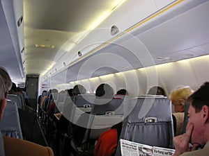 Pasajeros en Un avion cabina 