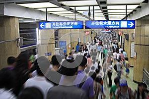 Pasajeros en subterraneo estación en 